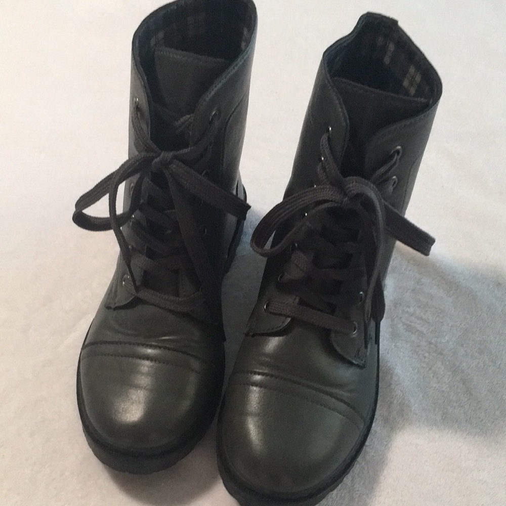Charles Albert Denise woman’s grey lace up combat style boots size 7